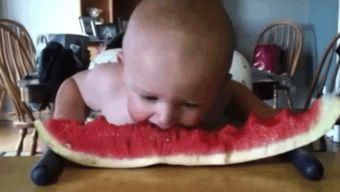 可爱小孩吃瓜视频  第3张