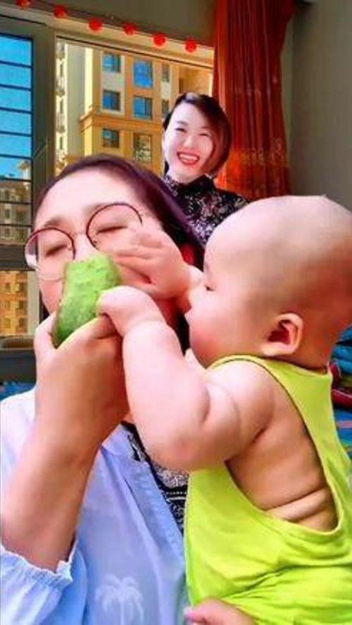 吃瓜视频搞笑孩子,孩子搞笑瞬间，萌化你的心