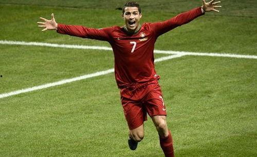 足球球员吃瓜,球员们的趣味生活瞬间  第2张