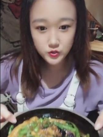 重庆妹子吃瓜点,麻辣鲜香，揭秘山城美食文化