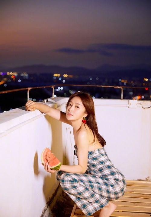 秦岚天台吃瓜大片,美艳动人引发网友热议