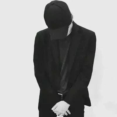 吃瓜黑衣男,吃瓜黑衣男生的神秘冒险  第1张