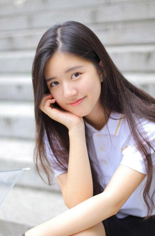 赵露思吃瓜吐舌,网友直呼可爱到爆