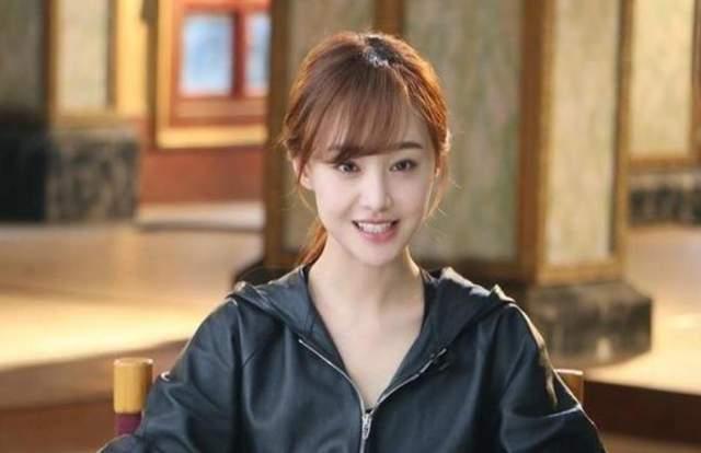 赵露思吃瓜吐舌,网友直呼可爱到爆