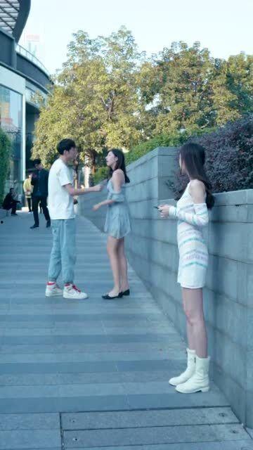 吃瓜情侣草地  第1张