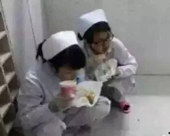 护士值班吃瓜,轻松吃瓜乐享休闲时光  第2张