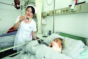 护士值班吃瓜,轻松吃瓜乐享休闲时光  第3张